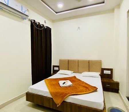 Hotel Soham Palace اوجاين المظهر الخارجي الصورة