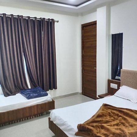 Hotel Soham Palace اوجاين المظهر الخارجي الصورة