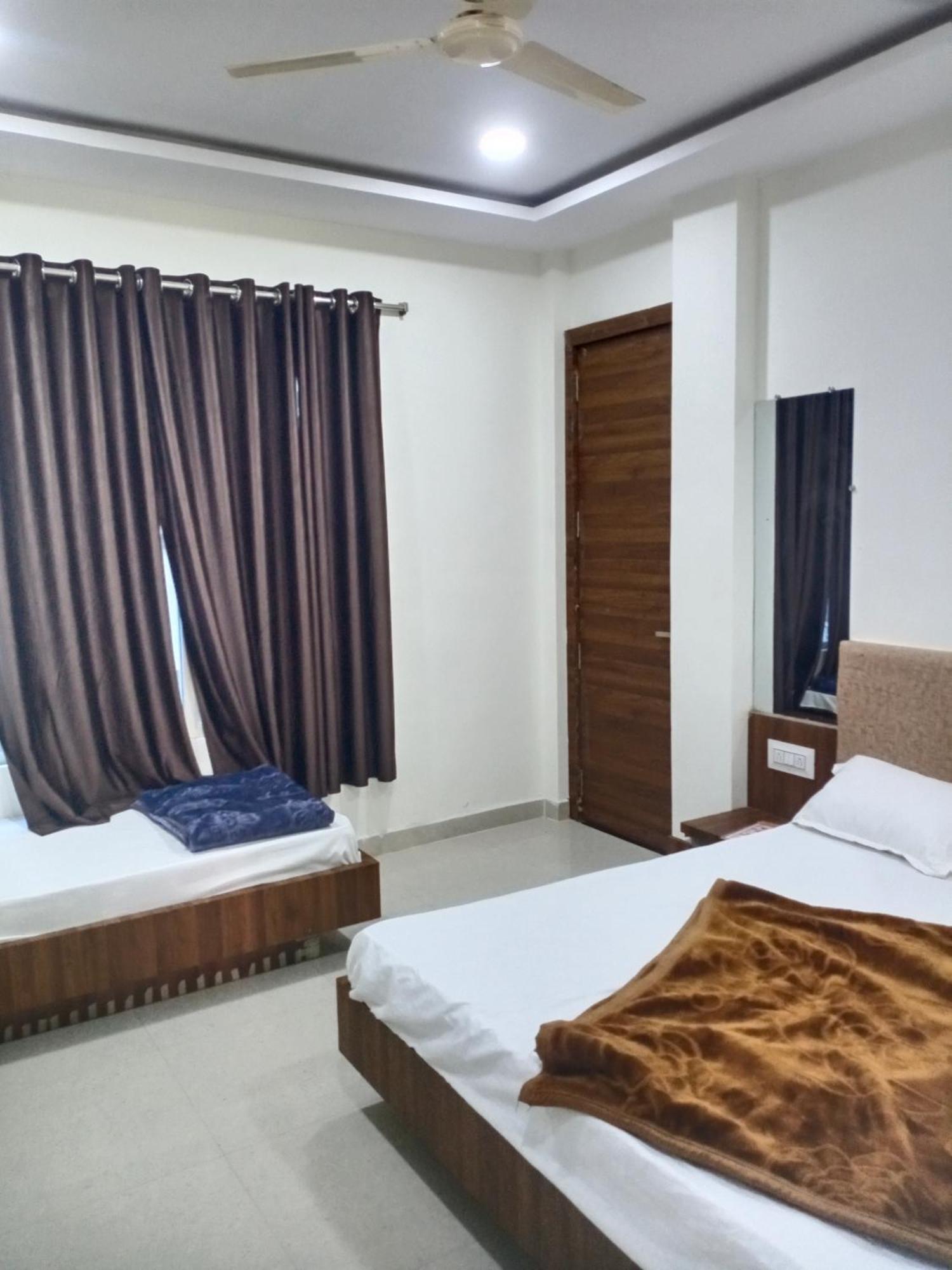 Hotel Soham Palace اوجاين المظهر الخارجي الصورة