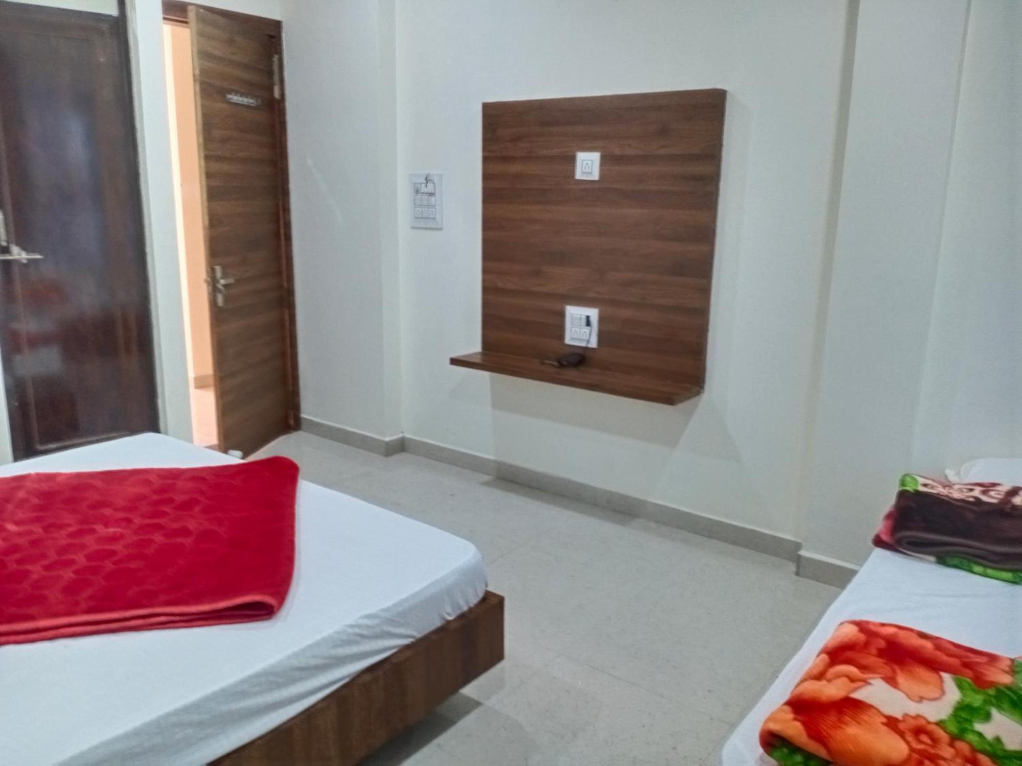 Hotel Soham Palace اوجاين المظهر الخارجي الصورة