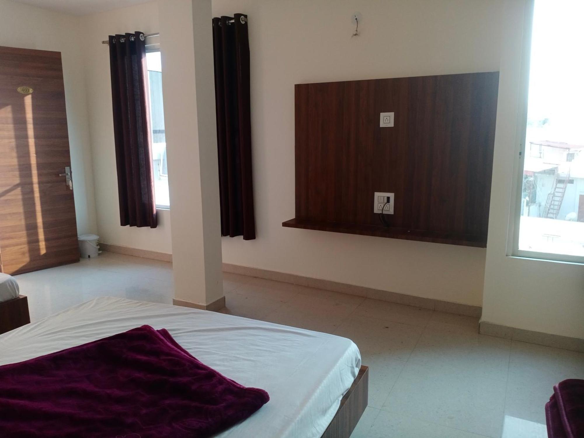Hotel Soham Palace اوجاين المظهر الخارجي الصورة